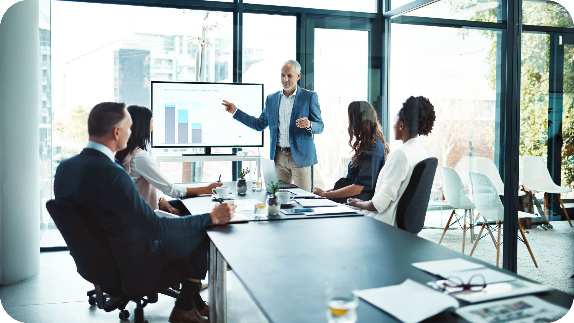 Team aus der Finanzdienstleistungsbranche bei einer Besprechung mit Präsentation