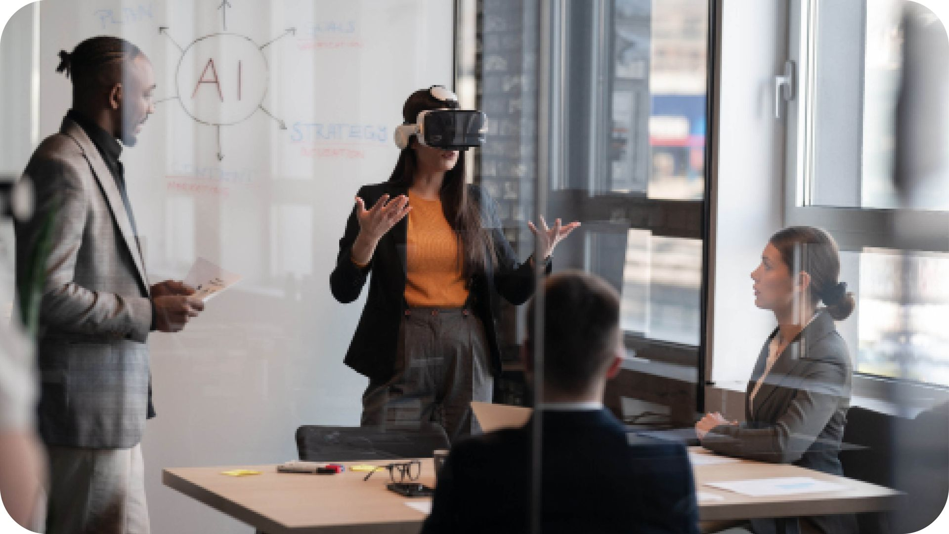 Team bei einem Technologie-Workshop mit VR-Brille im industriellen Umfeld