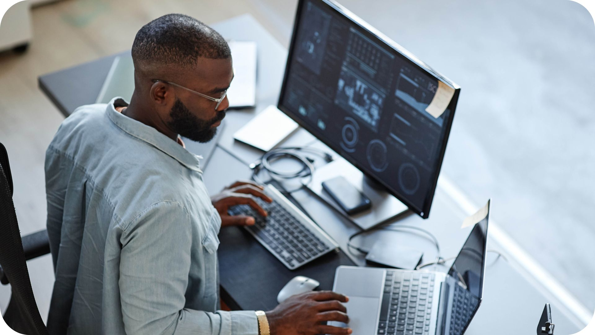 AI Engineer arbeitet an einem Arbeitsplatz mit mehreren Bildschirmen